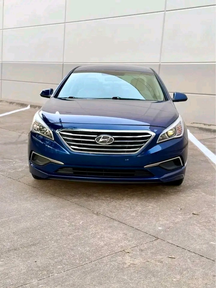 2016 Hyundai Sonata - Stylish Sedan with Modern Features!